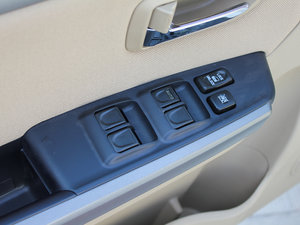2010款2.4L 两驱舒适型 主驾车窗控制区	