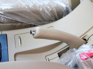 2010款2.4L 两驱舒适型 驻车制动器