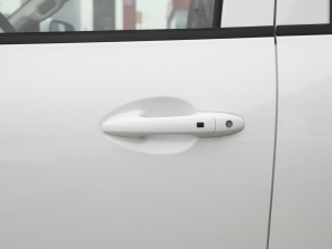 2021款商用版 2.0T手动两驱领航型 大双 柴油 主驾门拉手