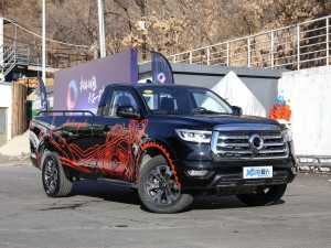 2022款2.0T 自动四驱机车炮 汽油 右前45度