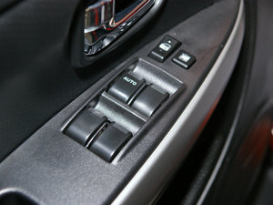 2010款1.3L 手动冠军版 主驾车窗控制区	