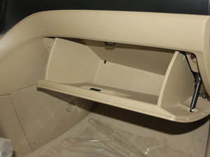 2011款2.0L 手动两驱精英版 手套箱