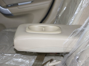 2011款2.0L 手动两驱精英版 后排中央扶手