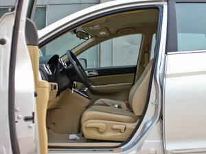 2011款绿静 2.0T 手动两驱精英版 前排空间