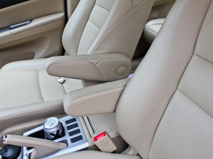 2011款绿静 2.0T 手动两驱精英版 中央扶手箱