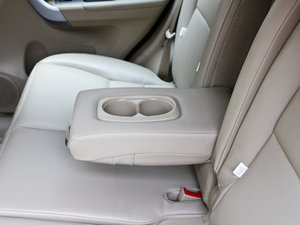 2011款绿静 2.0T 手动两驱精英版 后排中央扶手