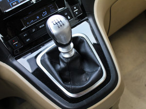 2011款绿静 2.0T 手动两驱精英版 换挡杆