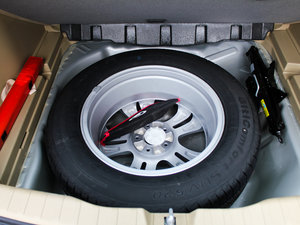 2011款绿静 2.0T 手动两驱精英版 备胎