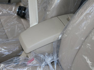 2010款1.5L 舒适版 中央扶手箱
