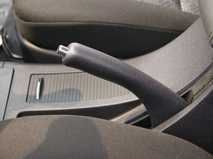 2010款2.4L 两驱舒适型 驻车制动器