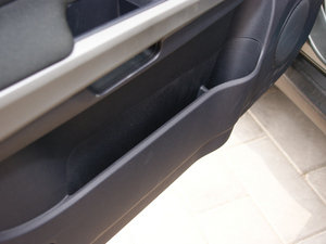 2010款2.4L 两驱舒适型 前门储物空间