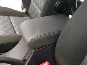 2010款2.4L 两驱舒适型 中央扶手箱
