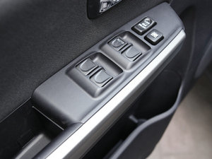 2010款2.4L 两驱豪华型 主驾车窗控制区	