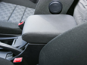 2010款2.4L 两驱豪华型 中央扶手箱