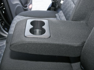 2010款2.4L 两驱豪华型 后排中央扶手