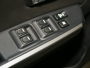 2010款2.0L 锐意版 两驱精英型 主驾车窗控制区	