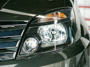 2010款2.0L 锐意版 两驱精英型 大灯