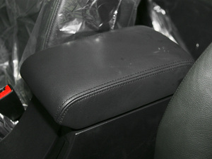 2010款2.0L 锐意版 两驱精英型 中央扶手箱