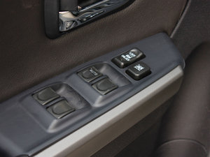 2010款2.0L 锐意版 两驱豪华型 主驾车窗控制区	