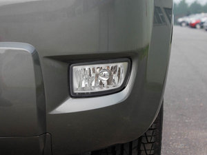 2010款2.4L 领先版 两驱豪华型 前雾灯