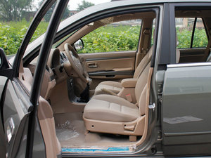2010款2.4L 领先版 两驱豪华型 前排空间