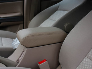 2010款2.4L 领先版 两驱豪华型 中央扶手箱