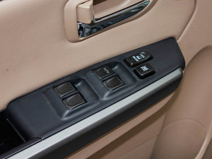 2010款2.4L 领先版 两驱豪华型 主驾车窗控制区	