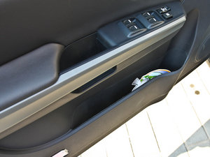 2011款智尊版 2.0L 两驱天窗型  前门储物空间