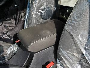 2011款智尊版 2.0L 两驱天窗型  中央扶手箱