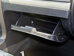 2011款智尊版 2.0L 两驱天窗型  手套箱