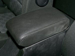 2011款智尊版 2.4L 两驱豪华限滑差速型  中央扶手箱