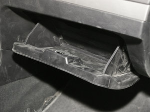 2011款智尊版 2.4L 两驱豪华限滑差速型  手套箱