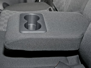 2011款智尊版 2.4L 两驱豪华限滑差速型  后排中央扶手