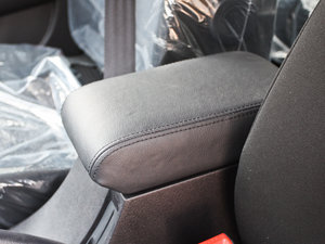 2012款智尊版 绿静 2.0T 手动两驱舒适型 中央扶手箱