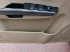 2012款欧风版 2.4L 两驱舒适型 前门储物空间