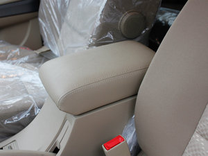 2012款欧风版 2.4L 两驱舒适型 中央扶手箱