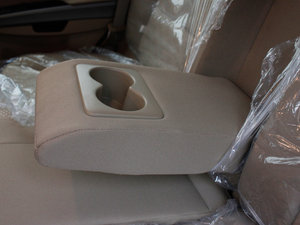 2012款欧风版 2.4L 两驱舒适型 后排中央扶手
