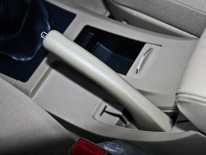 2012款欧风版 2.0L 两驱豪华型 驻车制动器