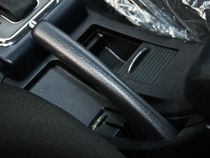 2012款智尊版 绿静 2.0T 自动两驱舒适型 驻车制动器