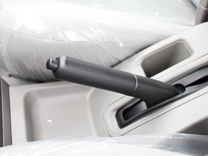 2011款财富版 2.2L 小双排豪华型 驻车制动器