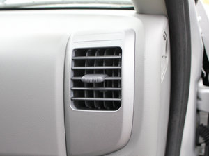 2011款财富版 2.2L 小双排豪华型 中控区