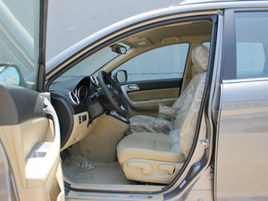 2012款2.4L 自动两驱尊贵版 前排空间