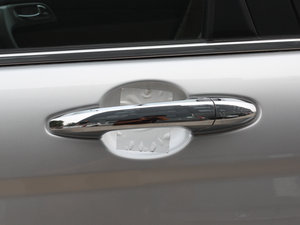 2012款2.4L 手动两驱都市版 主驾门拉手