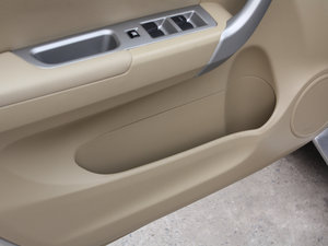 2012款2.4L 手动两驱都市版 前门储物空间