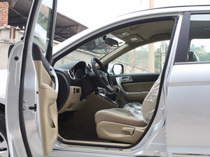 2012款2.4L 手动两驱都市版 前排空间