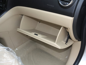 2012款2.4L 手动两驱都市版 手套箱