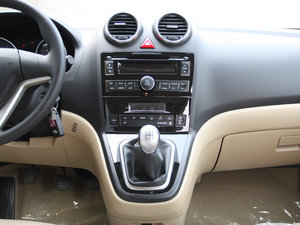 2012款2.4L 手动两驱都市版 中控台