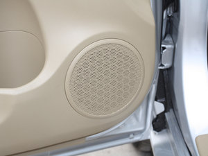2012款2.4L 手动两驱都市版 中控区