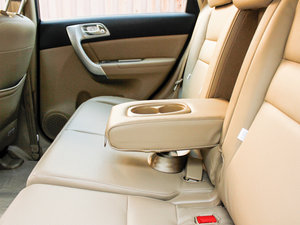 2012款1.5T 手动两驱精英版 后排中央扶手