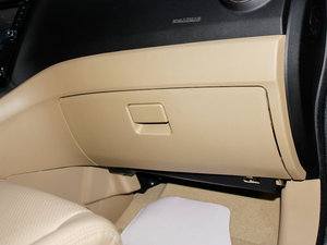 2012款1.5T 手动两驱精英版 手套箱